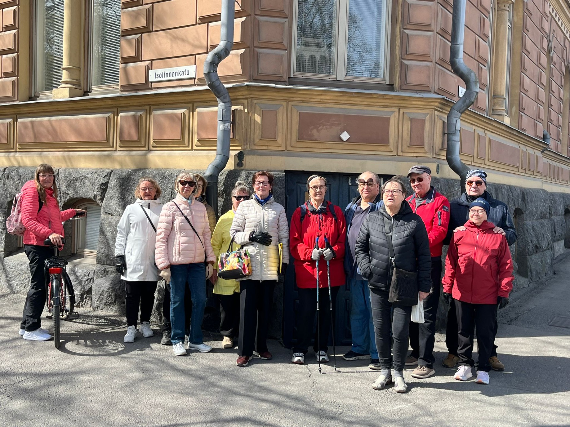 Kulttuurikävelyllä 9.5.2026 tutustuttiin Raija Diomin opastuksella Porin Etelärannan historiaan.