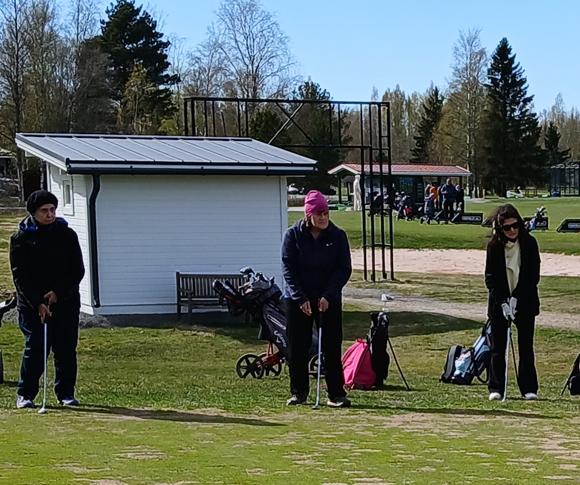 Irja, Eeva ja Pirjo tutustumassa golf-lyönteihin Kalafornian golfkentällä.