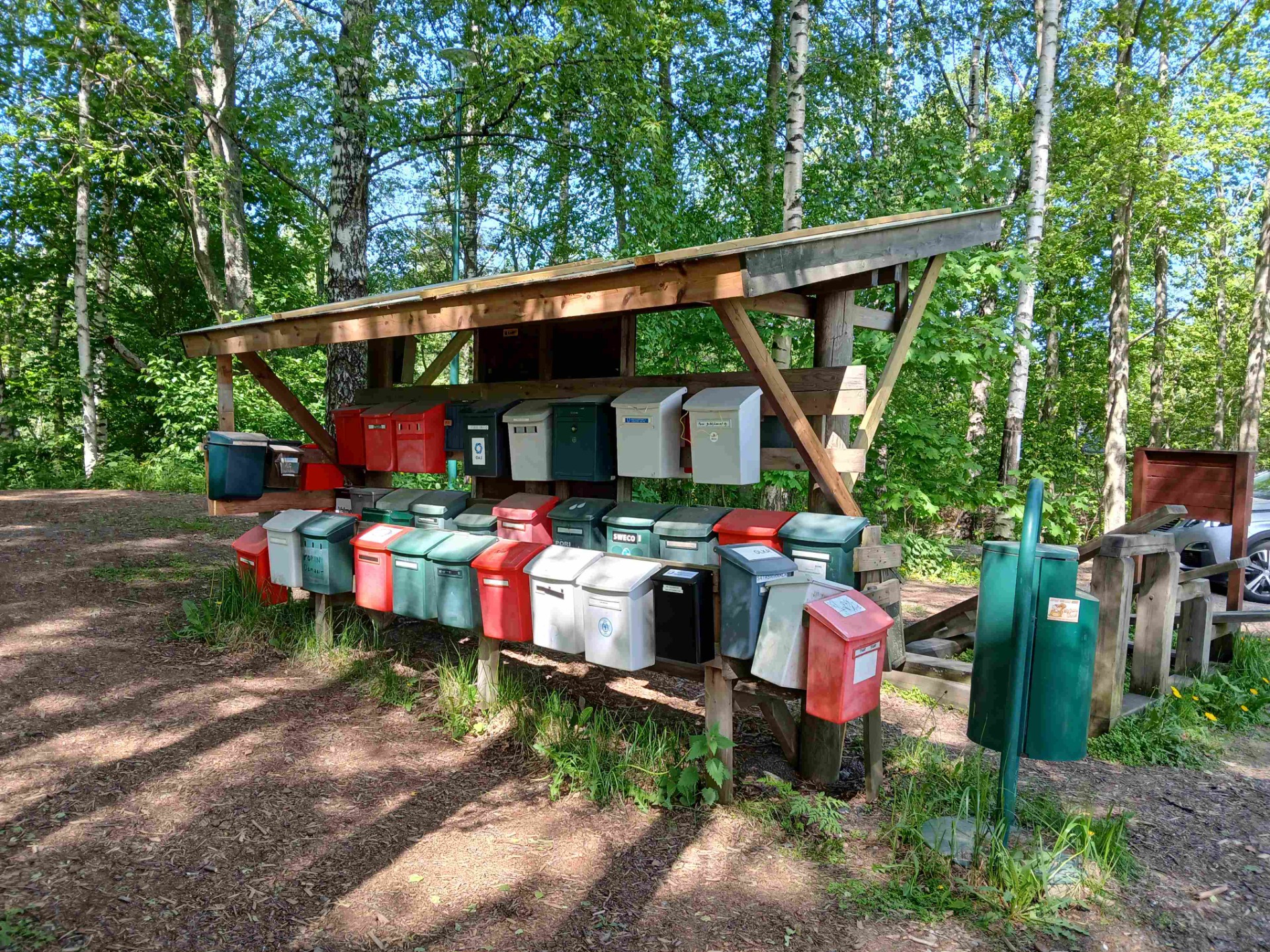 Luotojen lenkin varrella olevat "postilaatikot".