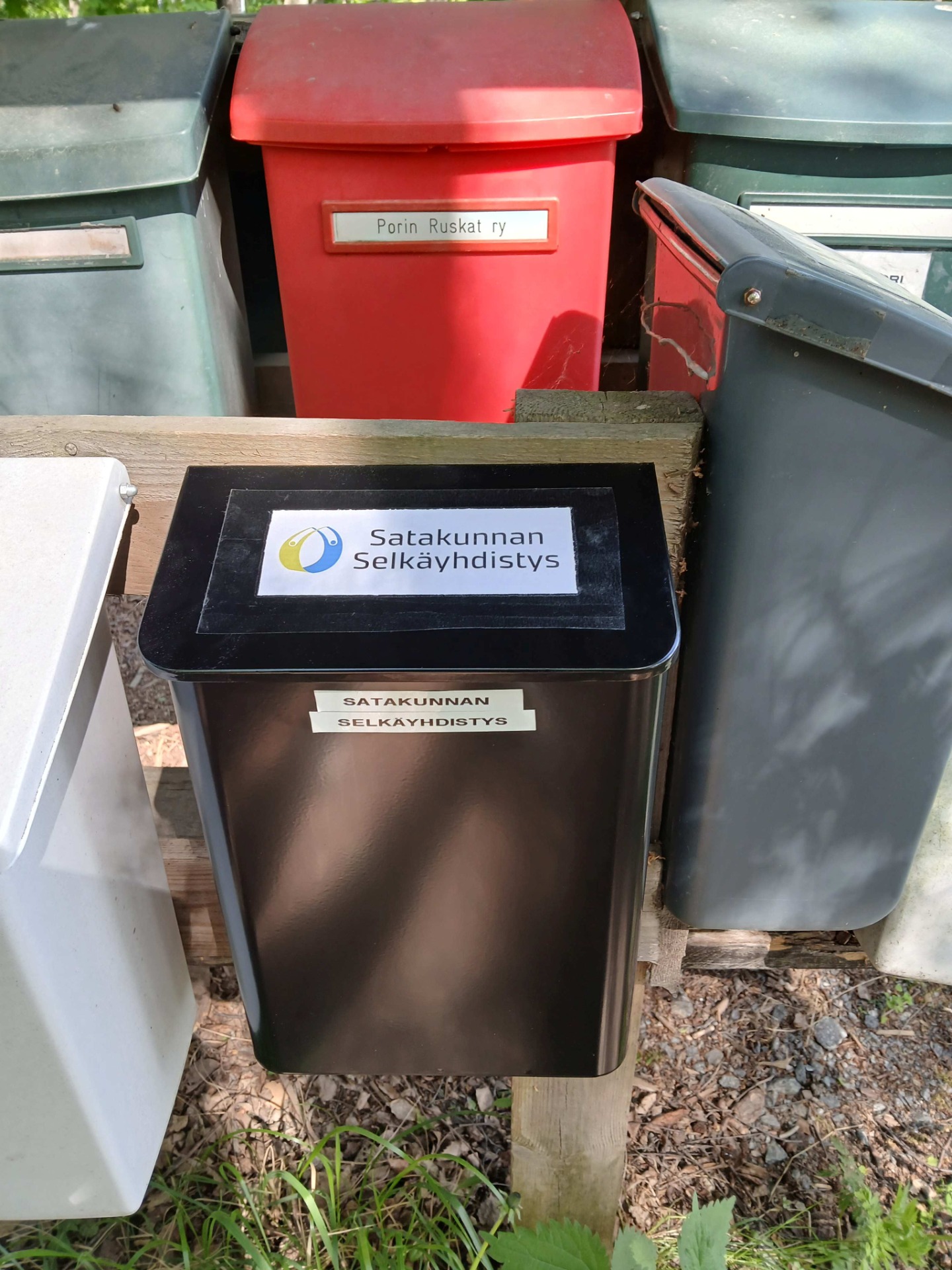 Selkäyhdistyksen mustassa laatikossa on nimi ja logo näkyvillä.